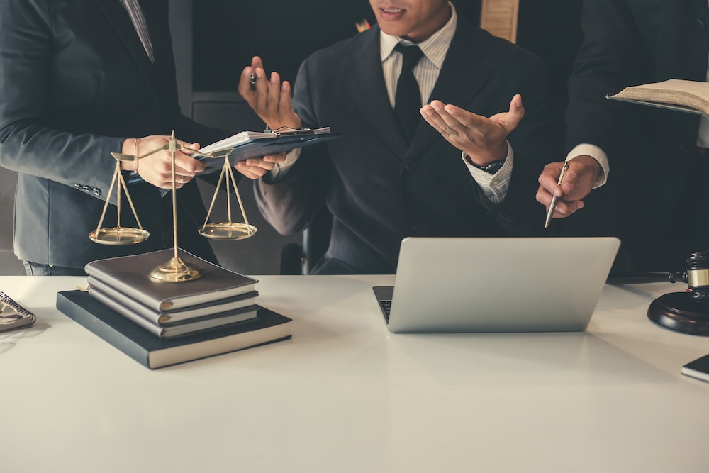 Devenir avocat : Formation et qualifications nécessaires - Juridique